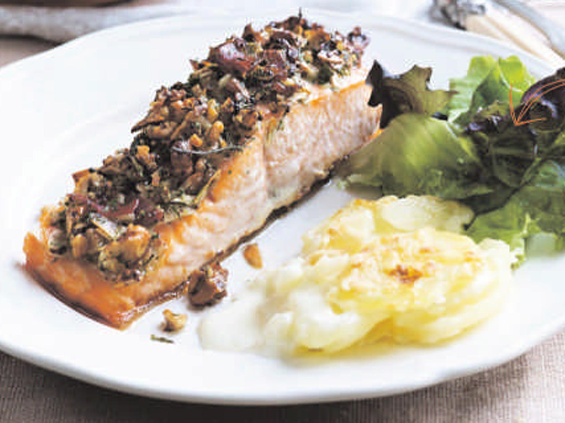 Zalm uit de oven met ham-notencrumble